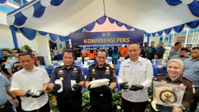 PENANGKAPAN SABU - Kepala Kanwil DJBC Sulawesi Bagian Selatan Djaka Kusmartata saat merilis pengungkapan sabu 2 Kg asal Malaysia di kantor Bea Cukai Makassar, Jl Hatta Kawasan Pelabuhan Makassar, Sabtu (21/6/2025). Enam perempuan ditangkap.