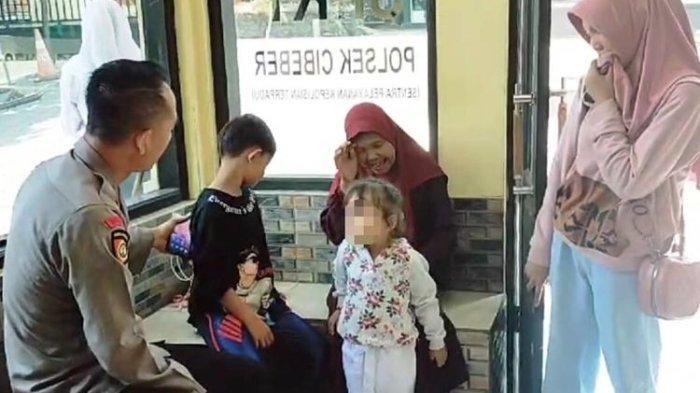 Kapolsek Cibeber Kompol Aca Nana Suryadi menasehati bocah 7 tahun (kaos hitam) yang hendak melaporkan ibunya ke polisi karena tidak diberi uang Rp100 ribu untuk membeli burung.
