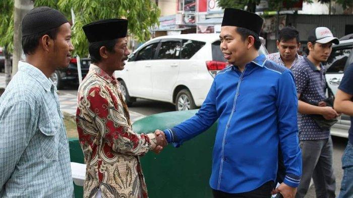 Ketua DPC Partai Demokrat Sinjai Heriwawan bertemu konstituennya di Jl Persatuan Raya Sinjai, Kabupaten Sinjai, Sulawesi Selatan.