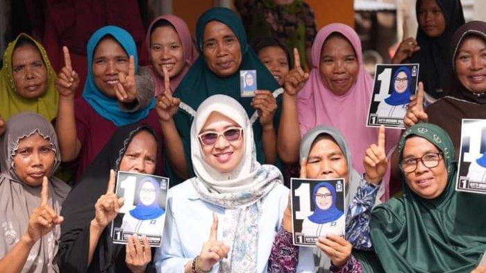 Ketua DPD PAN Gowa, Hj Sitti Husniah Talenrang (tengah), bersama pendukungnya.