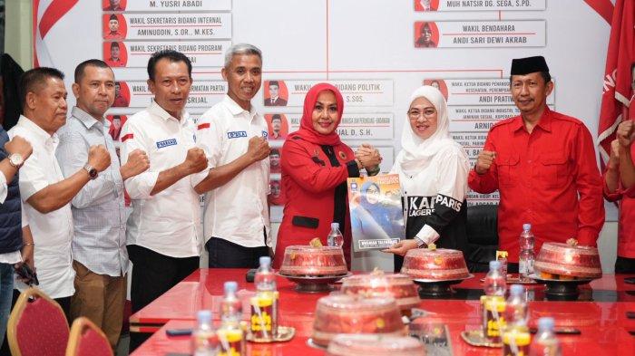 Ketua DPD Partai Amanat Nasional (PAN) Gowa, Husniah Talenrang, mengembalikan formulir pendaftaran calon bupati di Partai Demokrasi Indonesia Perjuangan (PDIP), Rabu (15/5/24).