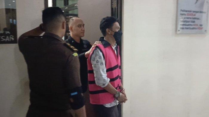 Ketua DPRD Bantaeng Hamsyah Ahmad saat mengenakan rompi tahanan Kejaksaan Negeri Bantaeng karena kasus korupsi, Selasa (16/7/2024)