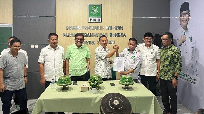 Jaya Baramuli-Abdillah Natsir saat menerima surat rekomendasi maju bertarung di Pilkada Pinrang dari Partai Kebangkitan Bangsa (PKB). Penyerahan rekomendasi itu oleh Ketua PKB Sulsel Azhar Arsyad