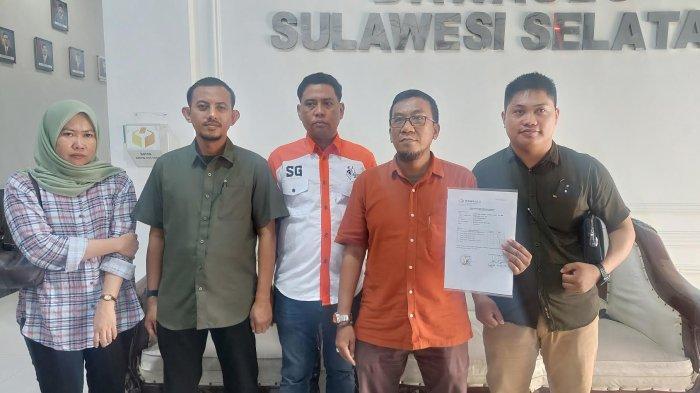 Ketua Tim Hukum Danny Pomanto-Azhar Arsyad usai melapor ke Sentra Gakkumdu, Kantor Bawaslu Sulsel, Jl AP Pettarani Makassar, Selasa (22/10/2024) siang.