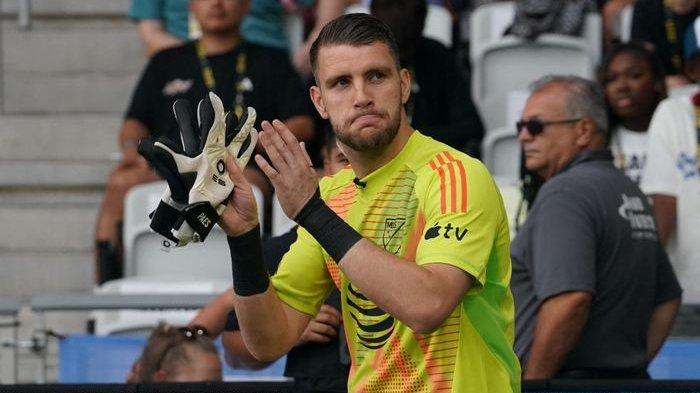 Kiper Timnas Indonesia, Maarten Paes tampil gemilang dengan banyak penyelamatan saat Garuda memaksa Australia bermain imbang 0-0 di Stadion Gelora Bung Karno pada laga Kualifikasi Piala Dunia 2026, Selasa (10/9).