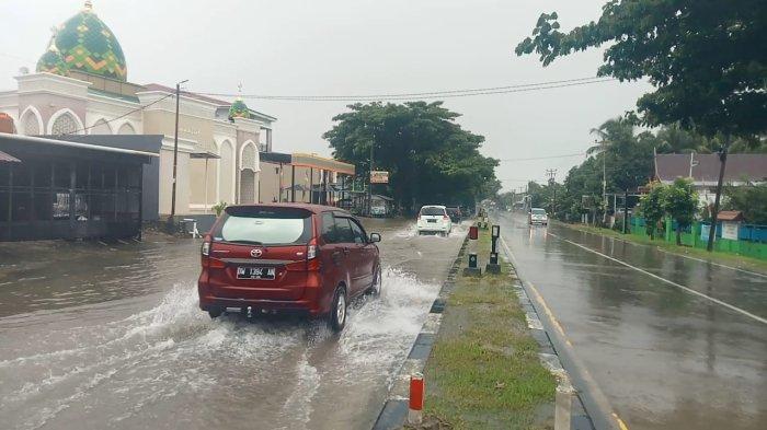 Kondisi genangan air di Jl Poros Barru-Makassar yang masih digenangi air, tepatnya di Desa Madello, Kecamatan Balusu, Kabupaten Barru, Sulsel, Minggu (22/12/2024).