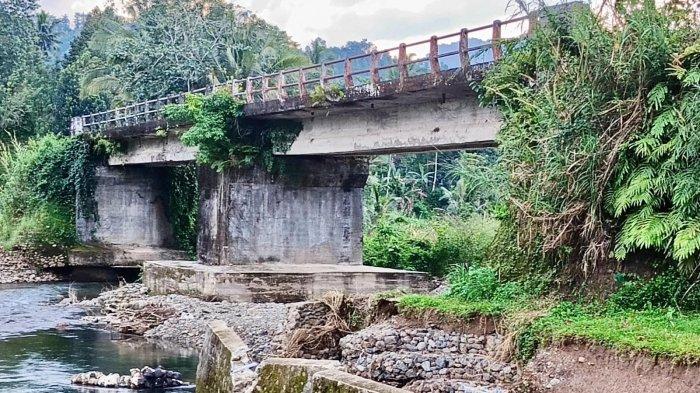 Kondisi jembatan di Desa Puncak, Sinjai Selatan ambruk. Jembatan tersebut merupakan penghubung 3 Desa dan 1 Kelurahan di Sinjai Selatan