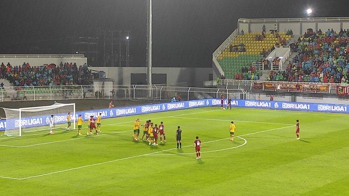 LAGA PSM - Suasana pertandingan PSM Makassar vs Persebaya Surabaya di Stadion BJ Habibie, Parepare, Jumat (7/3/2025). PSM 0-0 Persebaya hingga menit 15.