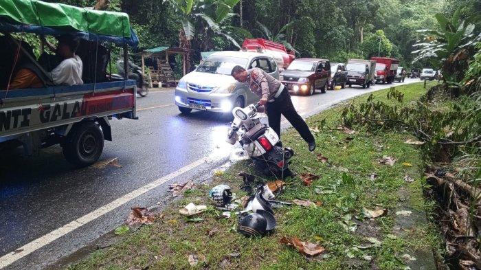 LAKALANTAS BONE - Kasat Lantas Polres Bone, AKP Musmulyadi saat melakukan olah TKP di Seppa Bulue (26/2/2025). Satu orang meninggal dunia dalam kecelakaan tersebut atas nama Adriyan Putra Ramdah (25) warga Dusun Batu Lappa, Desa Samaenre, Kecamatan Bengo.