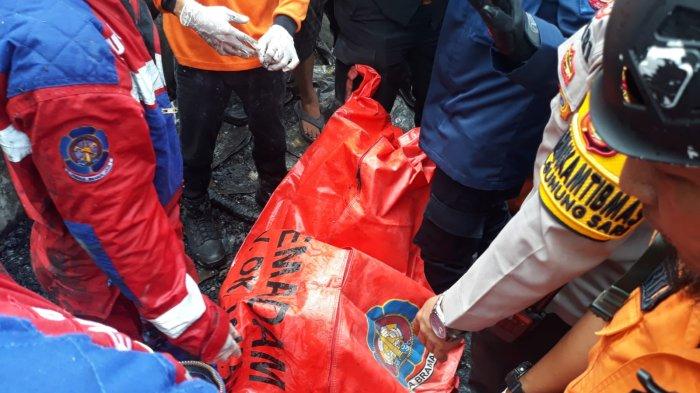 Kebakaran hebat di Jl Kompleks Lapas, Kelurahan Gunung Sari, Kecamatan Rappocini, Makassar, pada Rabu (20/11/2024). Dua rumah terbakar dan satu korban jiwa dilaporkan dalam kejadian ini.