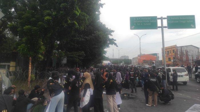 MAHASISWA MAKASSAR - Aksi mahasiswa di depan Kantor Kantor DPRD Sulsel, Jl Urip Sumoharjo, Kota Makassar, Jumat (21/2/2025) sore. Mahasiswa unjuk rasa terkait Indonesia Gelap.