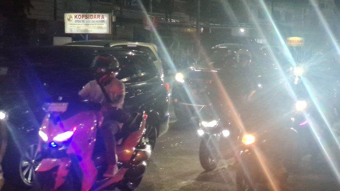 MAROS MACET - Kemacetan dan kepadatan kendaraan terjadi di jalan poros Maros, Jumat (28/3/2025) malam.
