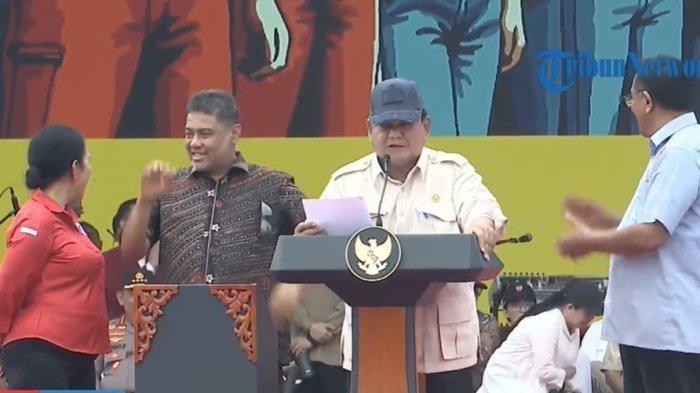 MAY DAY - Presiden Prabowo Subianto menghadiri acara Peringatan Hari Buruh Internasional (May Day) di kawasan Monumen Nasional (Monas), Jakarta, Kamis (1/5/2025). Presiden Prabowo Subianto dan Said Iqbal duduk berdampingan di panggung utama May Day Monas 2025, dikelilingi oleh ribuan buruh dan hiburan musik.