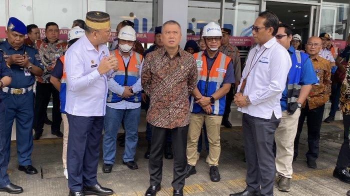MUDIK LEBARAN - Menteri Perhubungan Dudy Purwagandhi (batik tengah) saat mengunjungi Pelabuhan Soekarno-Hatta Makassar, Rabu (19/3/2025). Kehadiran Dudy di Pelabuhan Soekarno-Hatta untuk mengecek kesiapan angkutan jelang mudik lebaran Idulfitri 2025.