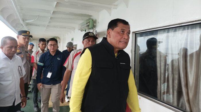 MUDIK LEBARAN - Potret Nurdin Halid saat melakukan tinjauan di Pelabuhan Penyebrangan Bajoe (26/3/2025). Nurdin mengaku tidak ada penumpukan penumpang di Pelabuhan Bajoe.