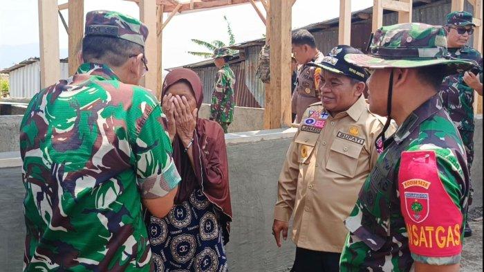 Maintang Dg Kebe (61 tahun) menangis di hadapan Brigjen TNI Heri Dwi Subagyo, Kamis (17/10/2024). Heri Dwi Subagyo ke Jeneponto dalam rangka meninjau progres pembangunan program TNI Manunggal Membangun Desa (TMMD) ke-122 Jeneponto.