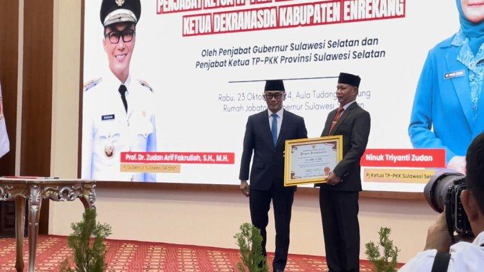 Mantan Pj Bupati Enrekang H Baba menerima penghargaan di Aula Tudang Sipulung, Rujab Gubernur Sulsel pada Rabu (23/10/2024) siang.