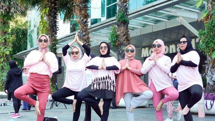 Komunitas MaRI Yoga merayakan ulang tahunnya yang ke-5 dengan penuh semangat di Public Plaza Mal Ratu Indah pada Sabtu, (21/9). Sejak didirikan pada 2019, MaRI Yoga terus berkembang dan berhasil menarik ratusan anggota yang memiliki tujuan bersama: hidup lebih sehat melalui yoga.