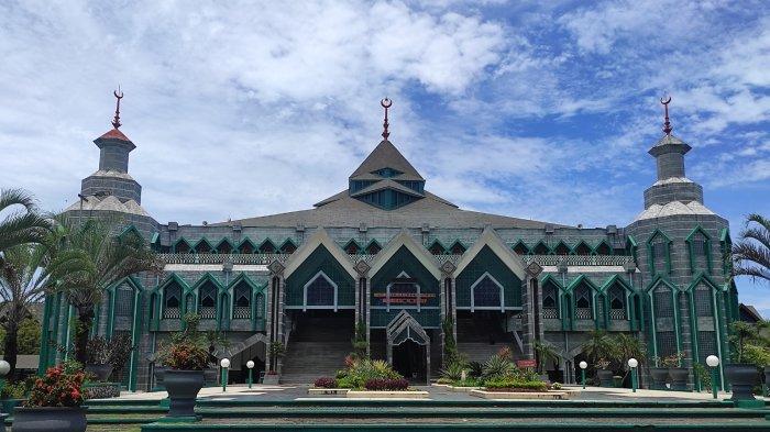 SUMBANGAN MASJID - Masjid Al Markaz Al Islami di Jl Masjid Raya No 57, Timungan Lompoa, Kecamatan Bontoala, Kota Makassar. Masjid Al Markaz Al Islami dapat sumbangan dari celengan Rp 6 juta per malam.