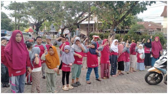 Upacara pembukaan perkemahan santri di Lapangan Olah Raga Kompleks Griya Mulia Asri (GMA), Jl Dg Ramang, Kelurahan Pai Kecamatan Biringkanaya, Makassar, 6 Juli 2024. Acara ini dalam rangka menyambut Tahun Baru Islam 1446 H / 2024 M.