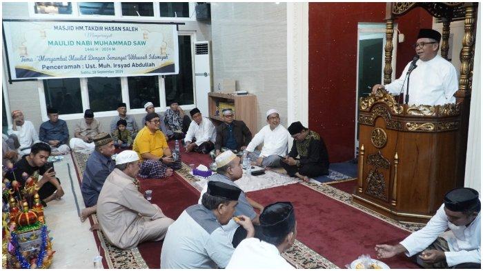 Warga dan Pengurus Masjid HM Takdir Hasan Saleh mendengar sambutan Ilham Arief Sirajuddin dalam peringatan Maulid Nabi Besar Muhammad SAW, Sabtu (28/9/2024) malam.
