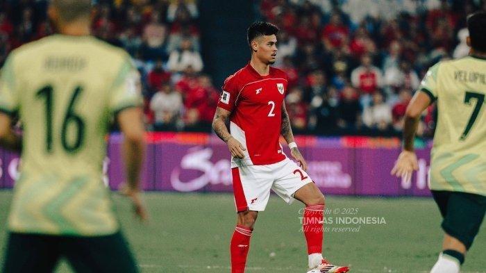 TIMNAS INDONESIA - Pemain Timnas Indonesia Mees Hilgers memegang bola dalam kepungan pemain Australia pada laga ronde 3 Kualifikasi Piala Dunia 2026 di Sydney Football Stadium, Kamis (20/3/2025). Tiga pemain Timnas Indonesia terancam absen melawan Bahrain di SUGBK, (25/3/2025).