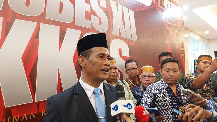 KKSS SULSEL- Mentan Amran Sulaiman buka suara usai didorong maju Ketum KKSS. Hal itu direspon Amran Sulaiman usai hadiri pertemuan Saudagar Bugis-Makassar dan Mubes KKSS XII di Hotel Four Points by Sheraton Makassar, Kamis (10/4/2025) siang.