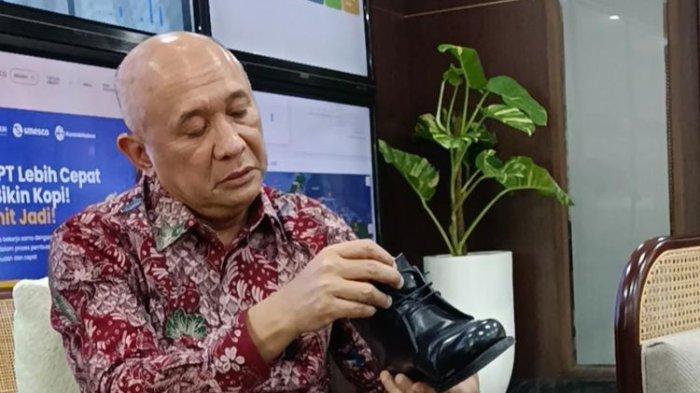 Menteri Koperasi dan Usaha Kecil Menengah (Menkop UKM) Teten Masduki, saat memamerkan sepatu buatan lokal yang ia pakai sehari-hari, Senin (20/3/2023).