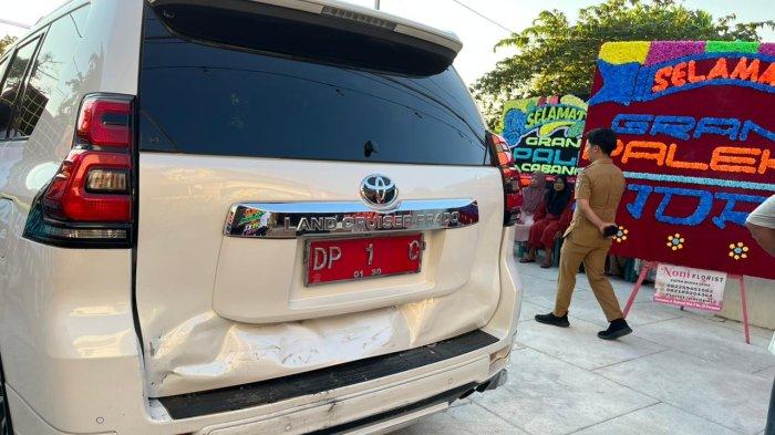 BUPATI SIDRAP KECELAKAAN - Rombongan Bupati Sidrap, Syaharuddin Alrif kecelakaan di Trans Sulawesi, perbatasan Parepare- Baru. Empat mobil kecelakaan. Satu Land cruiser, 3 innova