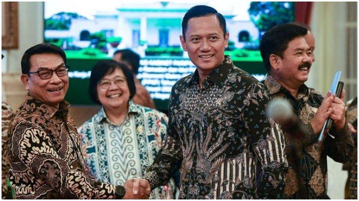 Menteri ATR/Kepala BPN Agus Harimurti Yudhoyono (kedua kanan) berjabat tangan dengan Kepala Staf Kepresidenan Moeldoko (kiri) disaksikan Menteri LHK Siti Nurbaya (kedua kiri) dan Menkopolhukam Hadi Tjahjanto jelang Sidang Kabinet Paripurna di Istana Negara, Jakarta, Senin (26/2/2024). Untuk pertama kalinya Ketua Umum Partai Demokrat Agus Harimurti Yudhoyono menghadiri Sidang Kabinet Paripurna yang dipimpin Presiden Joko Widodo setelah dirinya dilantik sebagai Menteri ATR/Kepala BPN.