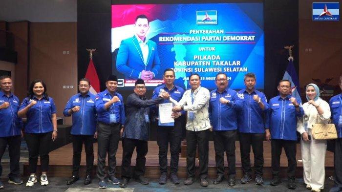 Momen AHY serahkan surat rekomendasi B1-KWK Demokrat kepada pasangan balon Bupati-Wabup Takalar, Firdaus Manye-Hengky di kantor DPP Demokrat, Jumat (23/8/2024).