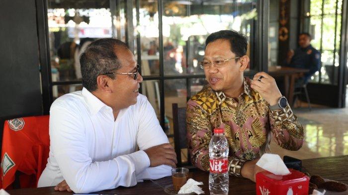 Momen Cagub Sulsel Danny Pomanto dan Cabup Gowa Amir Uskara ngopi bareng di salah satu warkop di Kabupaten Gowa, Senin (30/9/2024)