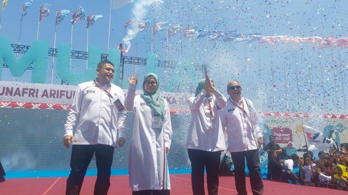 Momen IAS dan Melinda Aksa dampingi Appi-Aliyah Deklarasi Maju Pilwali Makassar, Kamis (29/8/2024) di Anjungan Pantai Losari Makassar.