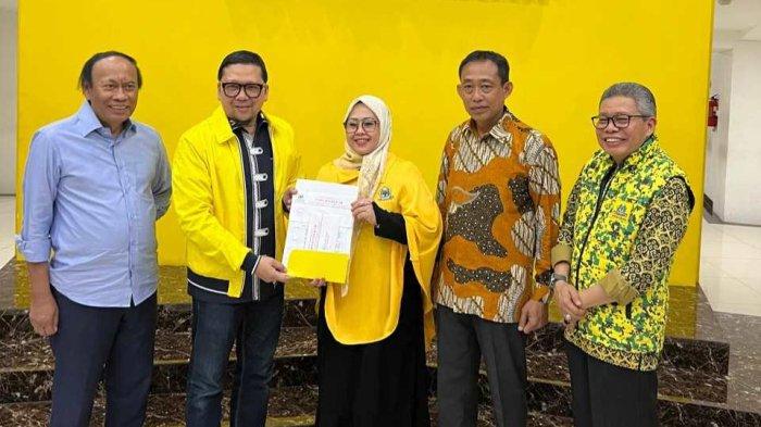 Momen Waketum DPP Golkar Ahmad Doli serahkan rekomendasi ke Erna-Rahmat maju di Pilwali Parepare. Itu diserahkan di Kantor DPP Golkar, Jakarta, Rabu (7/8/2024) sore.