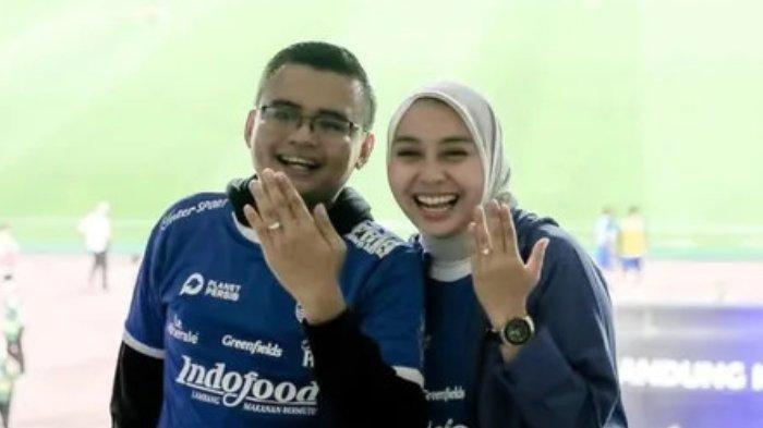 MAULA LAMAR PUTRI - Momen anak Gubernur Jabar Dedi Mulyadi, Maula Akbar, melamar anak Kapolda Metro Jaya Irjen Karyoto, Putri Karlina saat menonton pertandingan Persib Bandung melawan Barito Putra di Stadion Gelora Bandung Lautan Api (GBLA), Jumat (9/5/2025) malam. Meski terpaut usia cukup jauh, hubungan keduanya semakin kuat dan akan melangkah ke jenjang pernikahan.