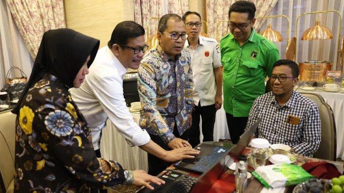 Momen pasangan DIA (Danny-Azhar) dan Indira Yusuf Ismail mengunggah dokumen pendaftaran di Silon KPU, Rabu (28/8/2024) malam.