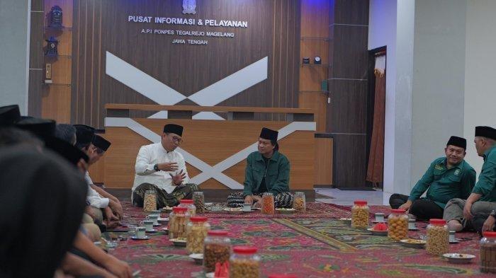 Ketua Dewan Pimpinan Wilayah (DPW) Partai Kebangkitan Bangsa (PKB), Jawa Tengah Muhammad Yusuf Chudlori menyambut Ketua DPD Jawa Tengah Partai Gerindra Sudaryono di Pondok Pesantren API Tegalrejo, Magelang, Jawa Tengah, Rabu (22/5/2024).
