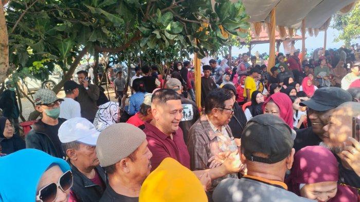 Munafri Arifuddin (baju merah maroon) saat bersalaman dengan warga Sinjai di Pantai Indah Bosowa, Jl Tanjung Bunga, Kota Makassar, Sabtu (30/8/2024).