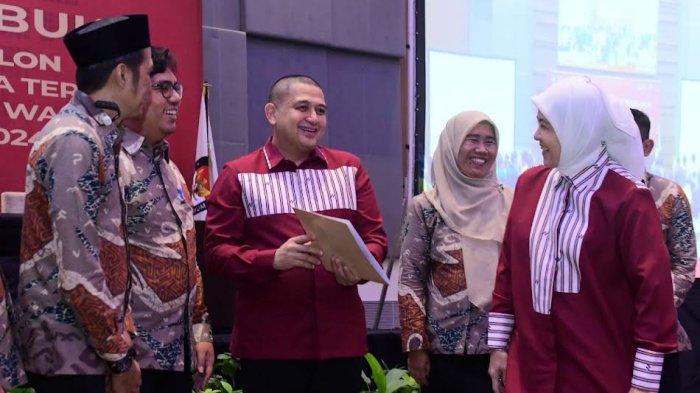 PENETAPAN PASLON - Momen Munafri-Aliyah terima SK penetapan Pemenang Pilwali Makassar oleh Ketua KPU Makassar Andi Muhammad Yasir di Hotel Four Points by Sheraton Makassar, Kamis (6/2/2025) malam.