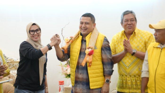 MUSDA GOLKAR SULSEL- Momen Munafri Arifuddin dan Andi Ina diskusi jelang Musda Golkar Sulsel. Pertemuan ini berlangsung di Rujab Bupati Barru, Jl Sultan Hasanuddin, Sumpang Binangae, Kecamatan Barru, Kabupaten Barru, Sabtu (21/5/2025) lalu.