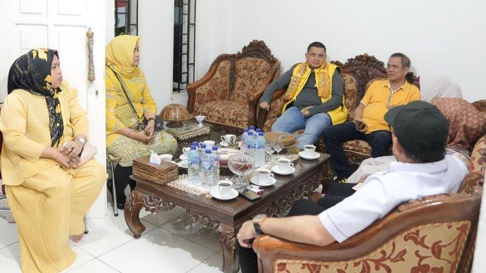 SILATURAHMI POLITIK - Ketua DPD II Golkar Makassar Munafri Arifuddin sambangi kediaman Ketua Golkar Sinjai Andi Kartini Ottong, Minggu (11/5/2025) malam.