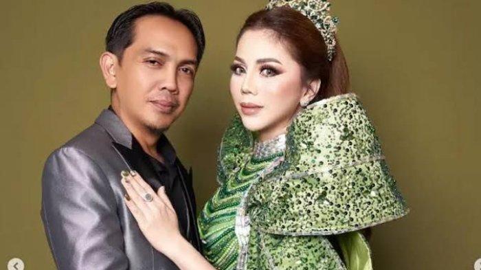 Mustadir Dg Sila, suami Fenny Frans dan Fenny Frans. Daeng Sila resmi diteteapkan tersangka oleh Polda Sulsel kasus skincare merkuri.