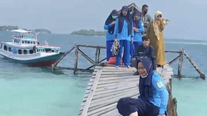 NAKES VIRAL - Tangkapan layar video perjuangan Nakes di Pulau Sembilan, Sinjai, yang harus melewati jembatan rusak demi sampai ke Posyandu viral di Grup WhatsApp Info Pulau Sembilan, Senin (24/2/2025).