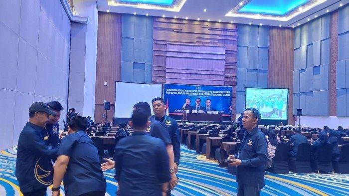 NASDEM SULSEL - Kader Partai Nasdem mulai Berdatangan di lokasi bimtek anggota DPRD Nasdem se-Sulsel di Hotel Four Points by Sheraton Makassar, Jl Andi Djemma, Jumat (16/5/2025) malam.