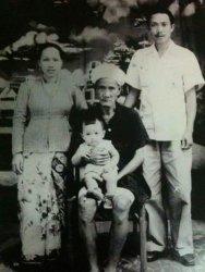 FOTO KELUARGA - Ne' Linggi' (kiri) bersama sang suami, Ne' Kassa (berdiri kanan), Pong Massangka (duduk), dan Daniel Pongmasangka (dipangku oleh Pong Massangka).