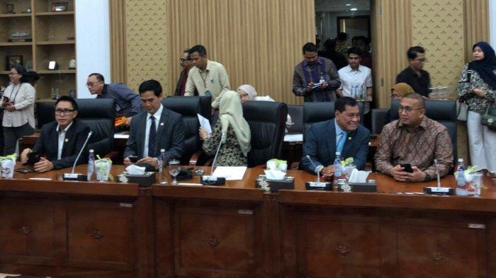Nurdin Halid mulai memimpin rapat perdana di Komisi VI DPR RI Selasa (22/10/2024).