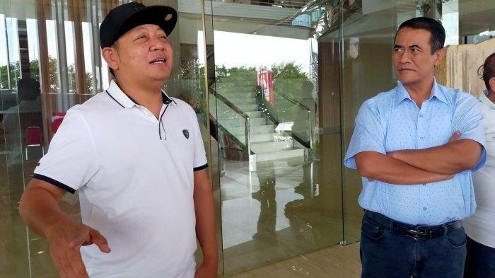Ketua DPW Nasdem Sulsel Rusdi Masse berbincang dengan Menteri Pertanian Andi Amran Sulaiman di gedung AAS Building Jalan Urip Sumoharjo Kota Makassar Sabtu (30/3/2024).