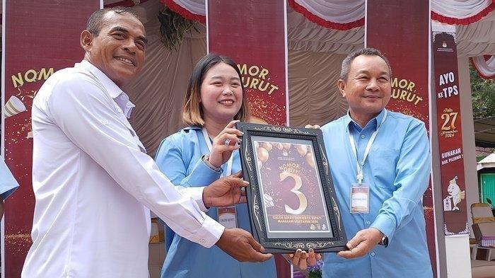 MK DISKUALIFIKASI - Pasangan calon Owena Mayang Shari Belawan dan Stanislaus Liah saat mendaftar ke KPU Mahulu, 2024 lalu. MK memutuskan mendiskualifikasi Owena dan Stanislaus dan meminta KPU Mahakam Ulu menggelar PSU ulang.
