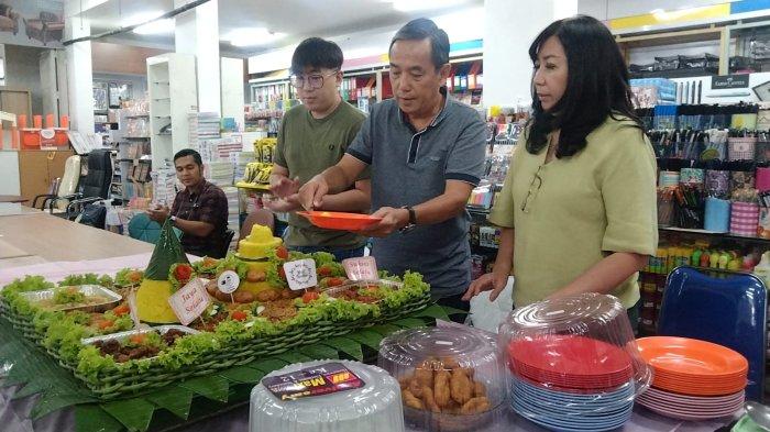 Pemotongan tumpeng oleh Owner Hendrik Lomewa dalam rangka perayaan 12 tahun di Maxi Store, Jl Perintis Kemerdekaan, Kota Makassar, Jumat (21/7/2023).