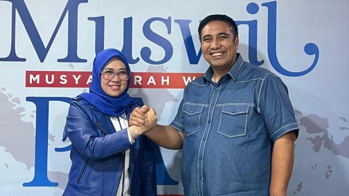 PAN SULSEL – Ketua Umum PAN, Zulkifli Hasan (Zulhas), bersama Husniah Talenrang dan Chaidir Syam usai resmi ditetapkan sebagai Ketua dan Sekretaris DPW PAN Sulsel. Penetapan berlangsung di kediaman pribadi Zulhas di Jakarta, Senin malam, 12 Mei 2025.